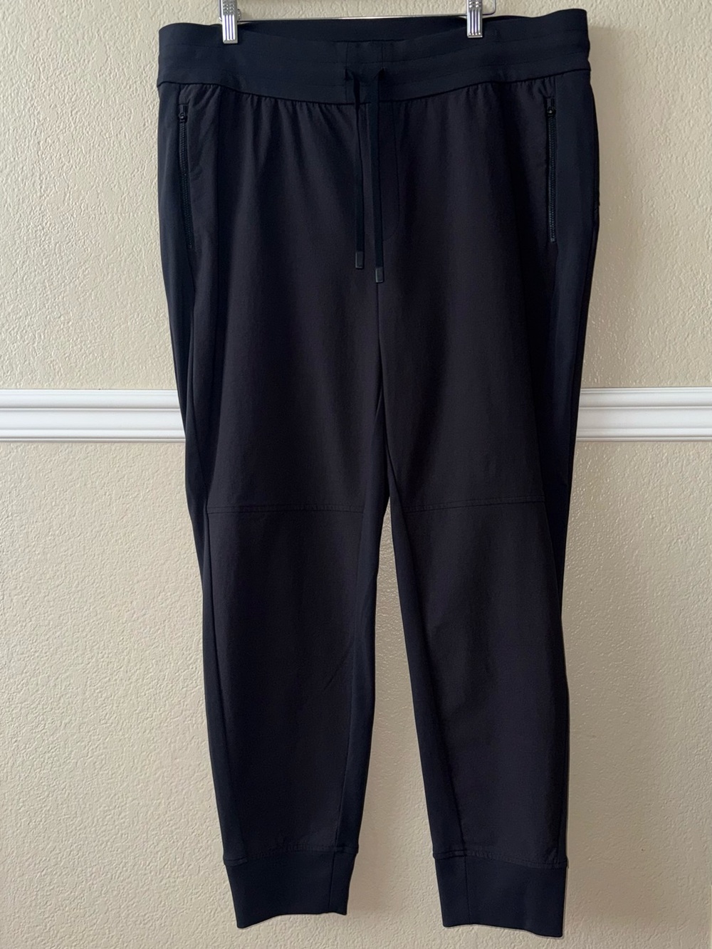 LIKE NEW Athleta Headlands Hybrid Trek
Jogger Pants Black Size 20
